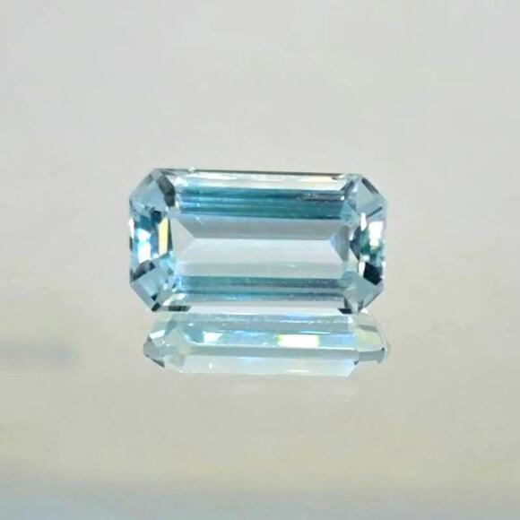 Huge 10.59 Carat Eye Clean Aquamarine! - Picture 1 of 9